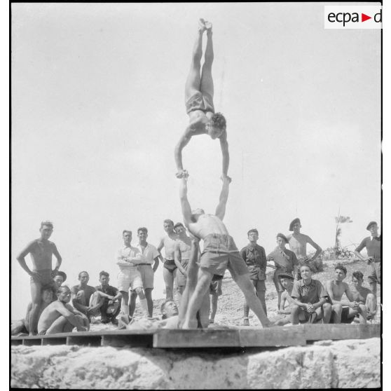 Permissionnaires du 43e RIA sur la plage de Sausset-les-Pins.