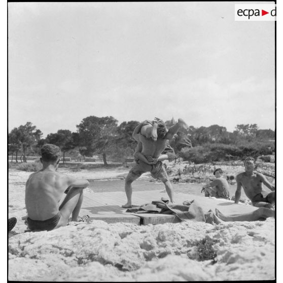 Permissionnaires du 43e RIA sur la plage de Sausset-les-Pins.