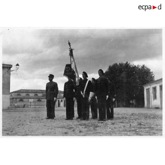 Le drapeau de l'EMP d'Autun, repliée à Valence, et sa garde d'honneur.