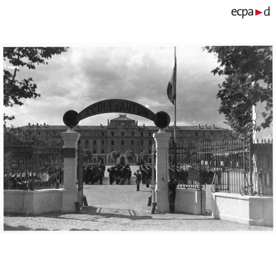 Cérémonie des couleurs à l'EMP d'Autun, repliée à Valence.
