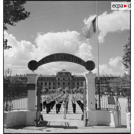 Séance de culture physique à l'EMP d'Autun, repliée à Valence.