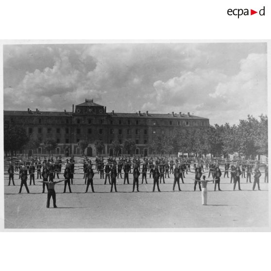 Séance de culture physique à l'EMP d'Autun, repliée à Valence.