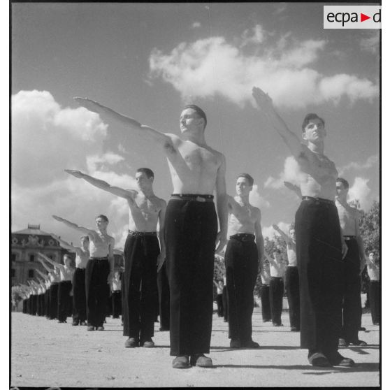 Séance de culture physique à l'EMP d'Autun, repliée à Valence.