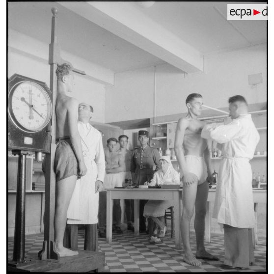Visite médicale à l'EMP d'Autun, repliée à Valence.