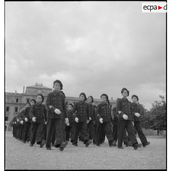 Séance d'ordre serré à l'EMP d'Autun, repliée à Valence.