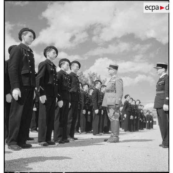 Revue des troupes à l'EMP d'Autun, repliée à Valence.