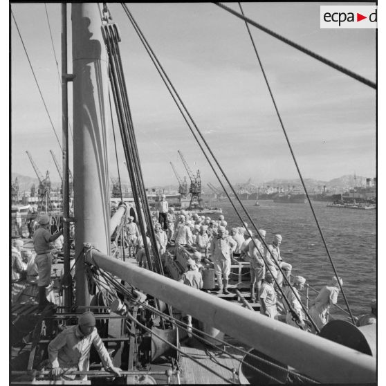 Le convoi entre dans le port de Marseille.