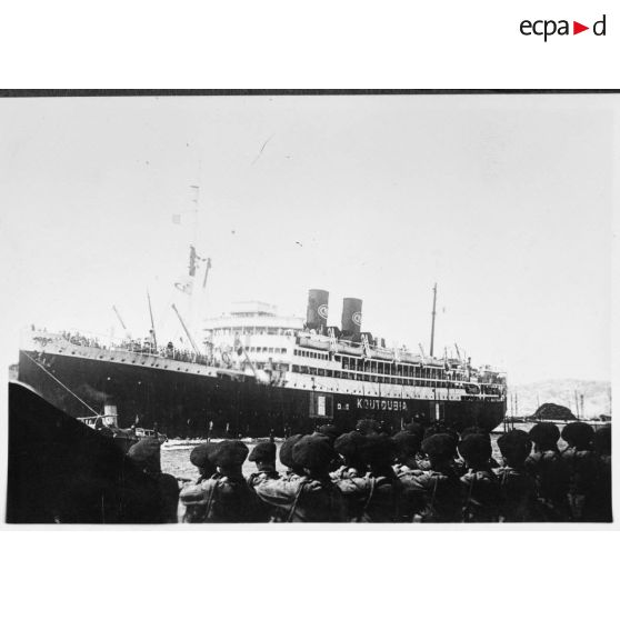 Le paquebot Koutoubia dans le port de Marseille.