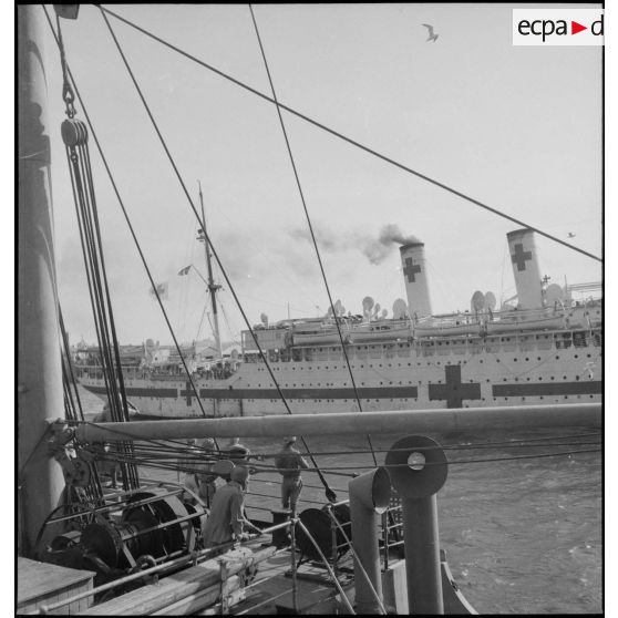 Le navire-hôpital Canada dans le port de Marseille.