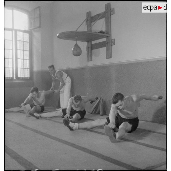 Séance d'assouplissement au 23e RI.