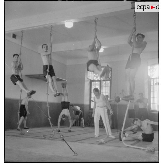 Séance de grimper de corde et d'assouplissement au 23e RI.