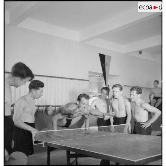 Démonstration de souplesse par un moniteur du 23e RI.