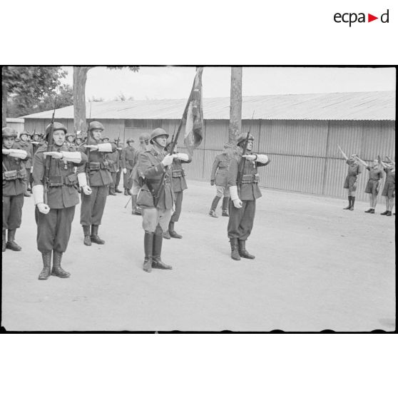 L'étendard du 5e RD et sa garde d'honneur.