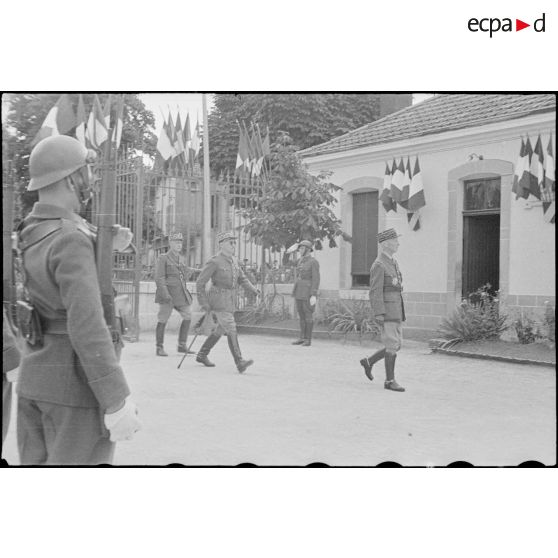 Le général d'armée Charles Huntziger arrive dans l'enceinte du 5e RD.