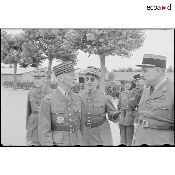 Le général d'armée Charles Huntziger et le chef de corps du 5e RD.