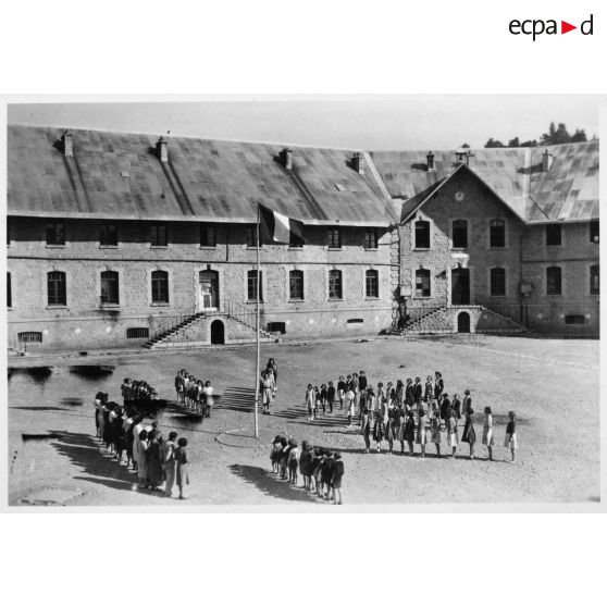 Vue en plongée sur la cérémonie des couleurs.