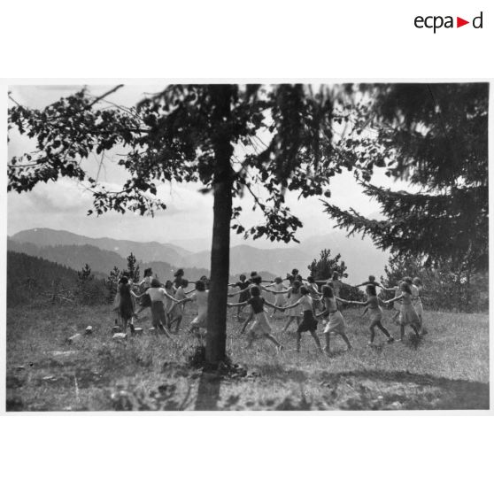 Jeu en plein air au cours d'une promenade.