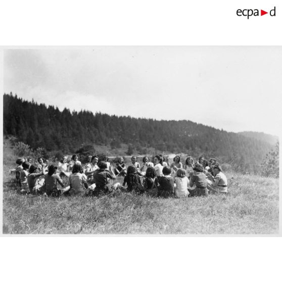 Jeu en plein air au cours d'une promenade.