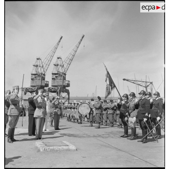 Les autorités militaires saluent le drapeau d'une légion de la Garde.