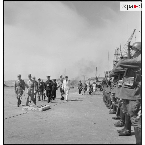 Le général d'armée Huntziger et le général de corps d'armée Germain passent les troupes en revue.