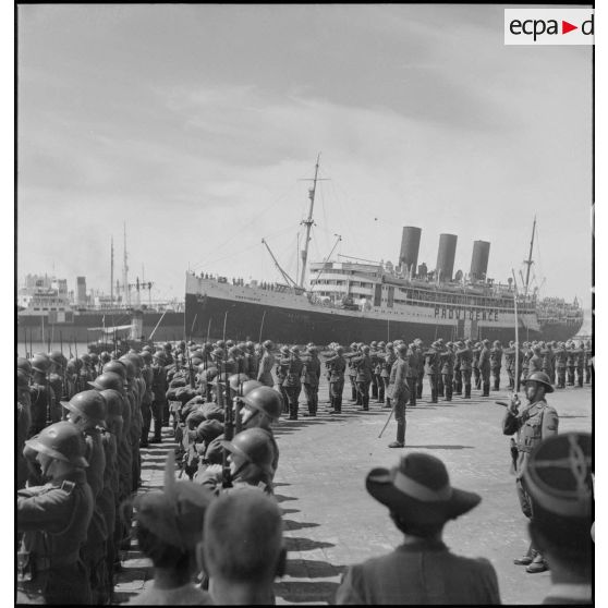 La Garde rend les honneurs à l'entrée du paquebot "Providence" dans le port de Marseille.