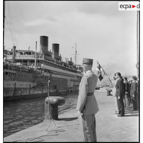 Le général Huntziger salue l'entrée du paquebot "Florida" dans le port de Marseille.