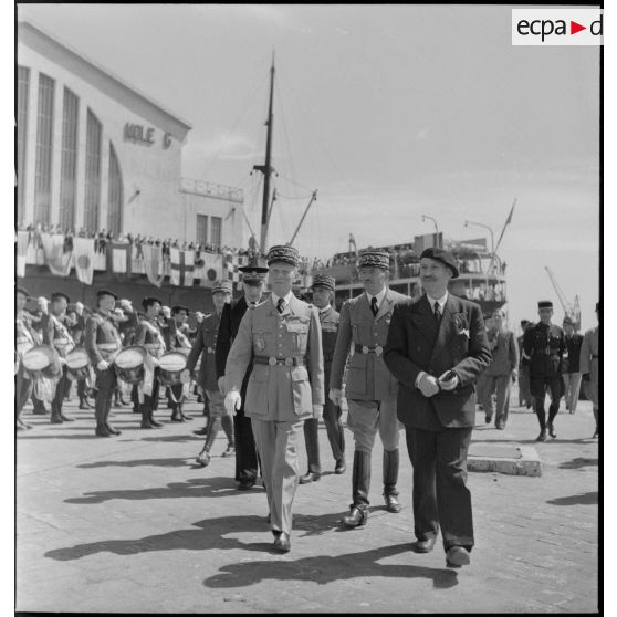 Les autorités civiles et militaires sur le port de Marseille.