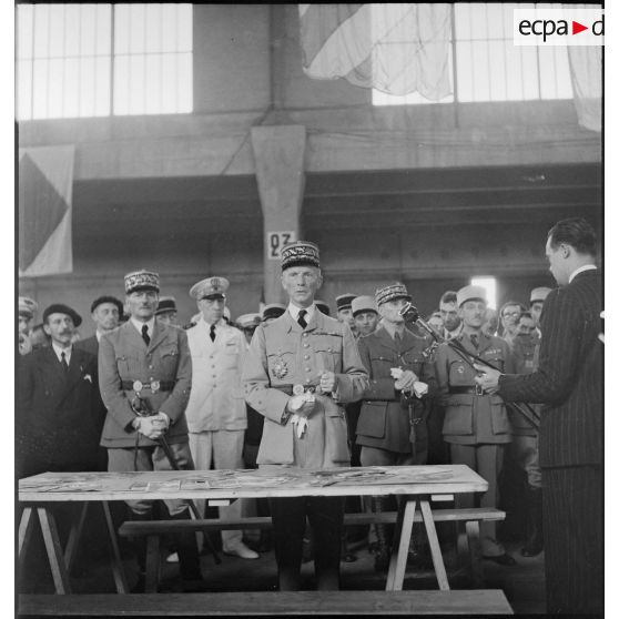 Le général Huntziger s'adresse aux officiers rapatriés après la campagne de Syrie.