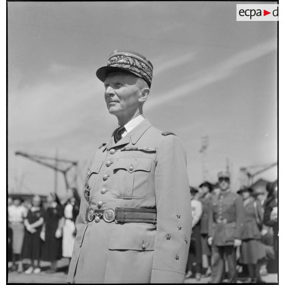 Portrait du général Huntziger sur le port de Marseille.
