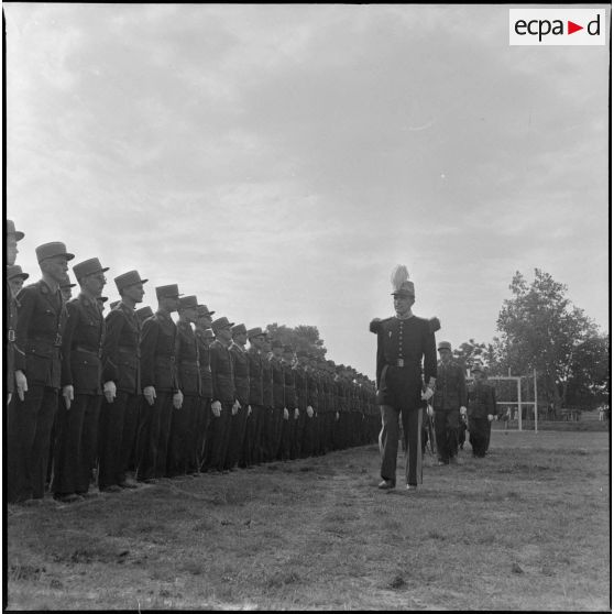 Revue des troupes par le "père système" de la promotion des anciens.