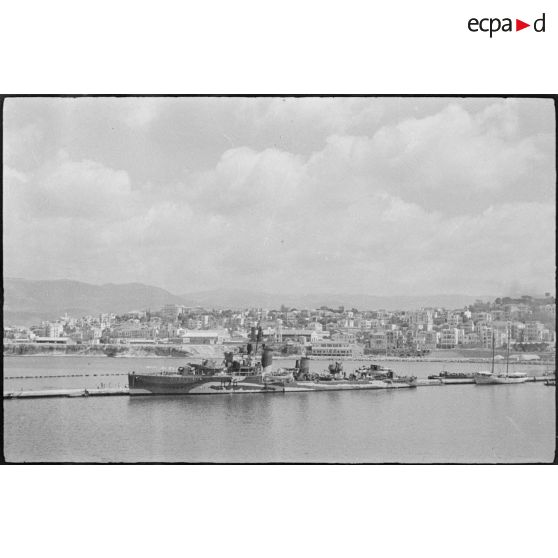 Le convoi transportant les troupes vichystes quitte le port de Beyrouth.
