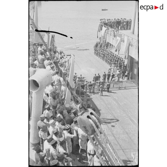 Honneurs rendus à l'arrivée du convoi à Marseille.