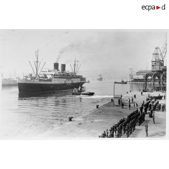 Le paquebot "Colombie" entre dans le port de Marseille.