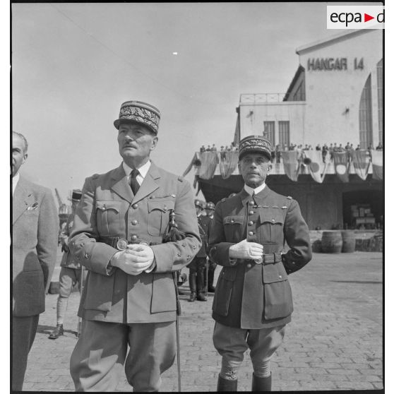 Le général de corps d'armée Maxime Germain sur le quai de débarquement.