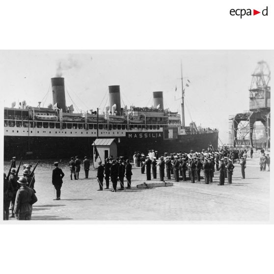 Le paquebot "Massilia" accoste dans le port de Marseille.