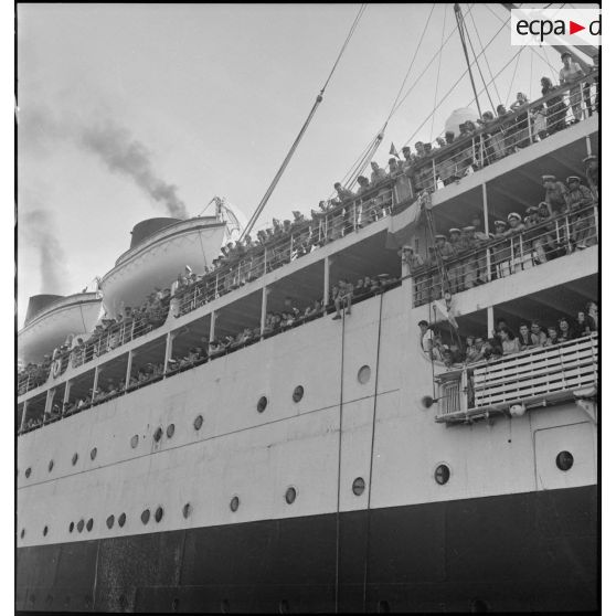 Rapatriés à bord d'un paquebot.
