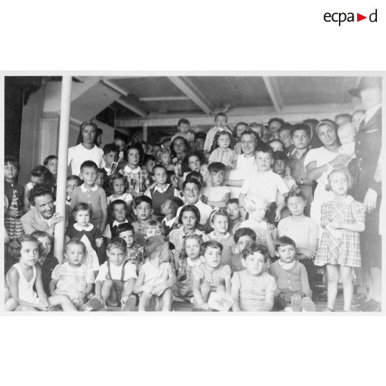 Portrait de groupe d'enfants de soldats rapatriés, placés sous la surveillance d'infirmières.