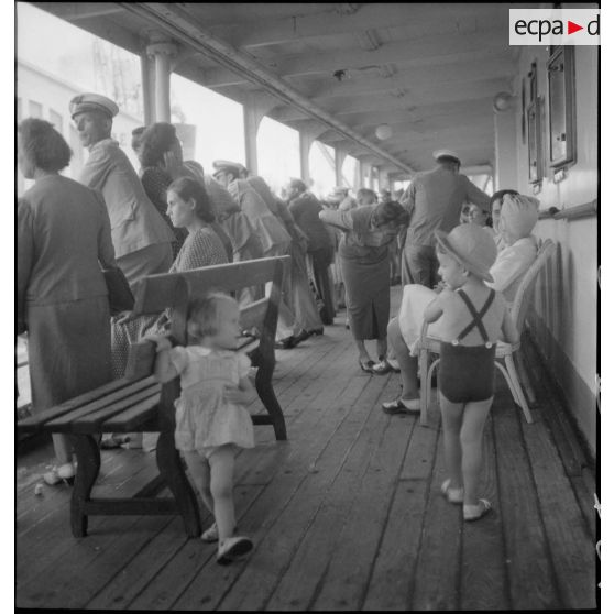 Soldats rapatriés et familles sur un des ponts d'un des paquebots.