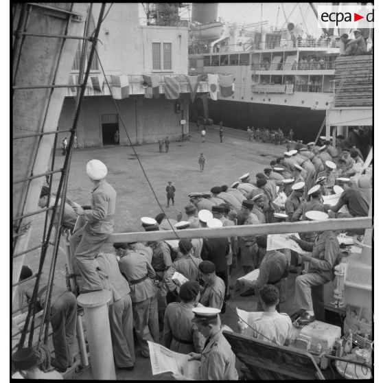 Lecture de journaux distribués.