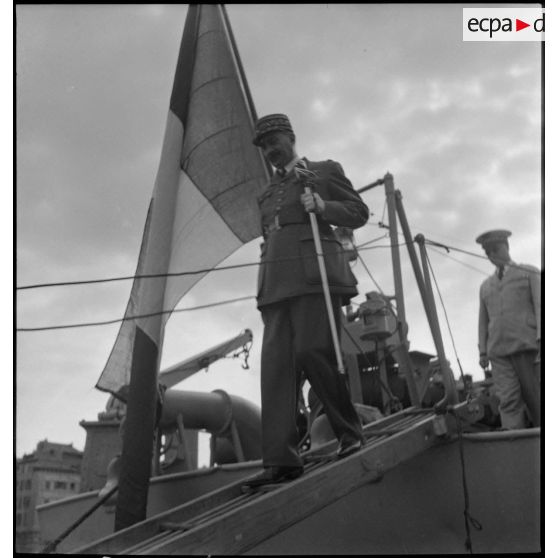 Le général d'armée Henri Dentz quitte le navire qui le ramène en France.