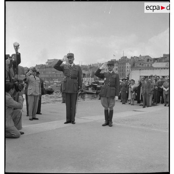 Le général d'armée Henri Dentz et le général d'armée Emile Laure sur le port de Marseille.