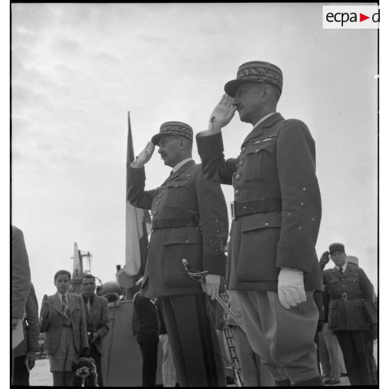 Le général d'armée Henri Dentz et le général d'armée Emile Laure sur le port de Marseille.