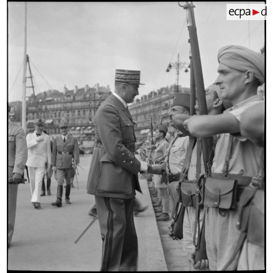 Le général d'armée Henri Dentz s'entretient avec un officier d'une unité de tirailleurs.