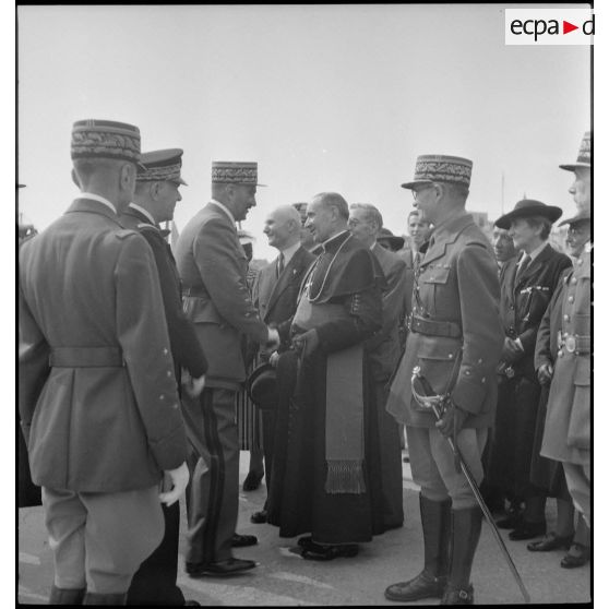Le général d'armée Henri Dentz et les autorités civiles et militaires venues l'accueillir sur le port de Marseille.