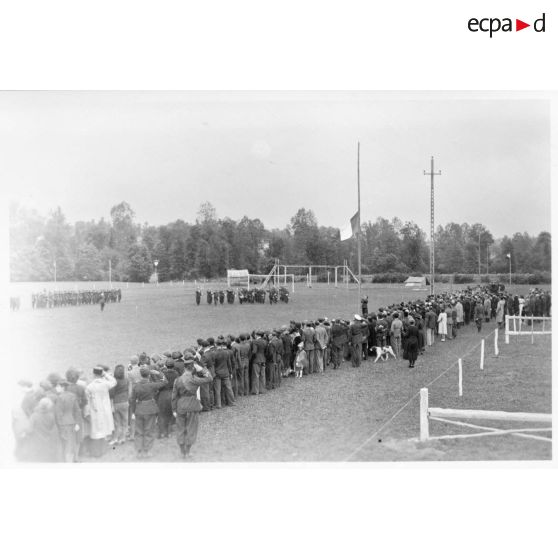 Cérémonie des couleurs avant les épreuves du relais d'honneur du 30e BCP.