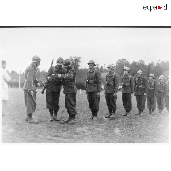 Départ d'une équipe du 30e BCP sur l'épreuve de marche ou course d'orientation.