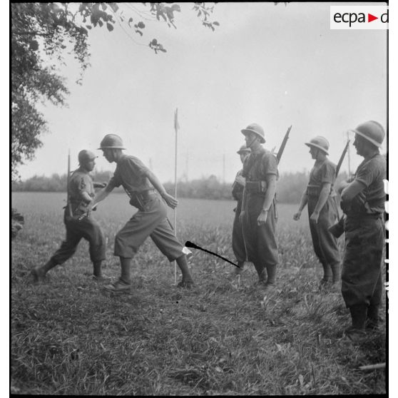 Départ d'une équipe du 30e BCP sur l'épreuve de cross-parcours d'obstacles.