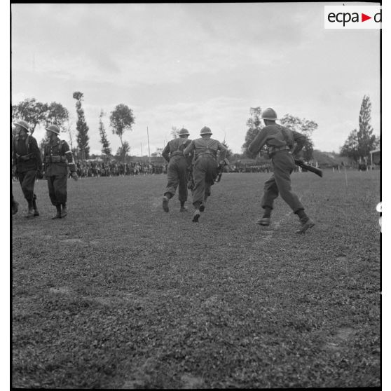 Départ d'une équipe du 30e BCP sur l'épreuve de cross-parcours d'obstacles.