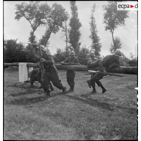 Une équipe du 30e BCP sur l'épreuve de cross-parcours d'obstacles.