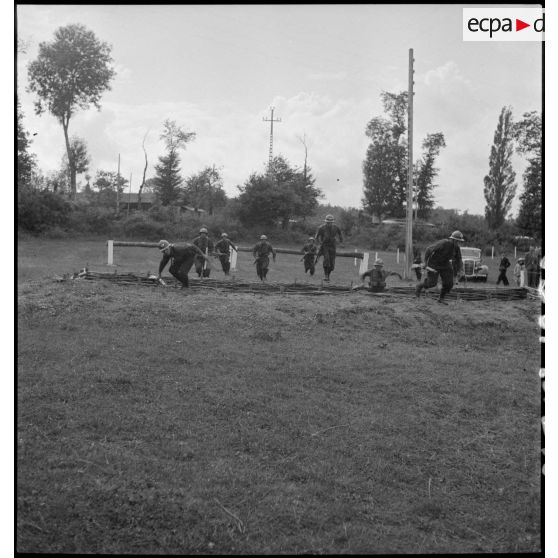 Une équipe du 30e BCP sur l'épreuve de cross-parcours d'obstacles.